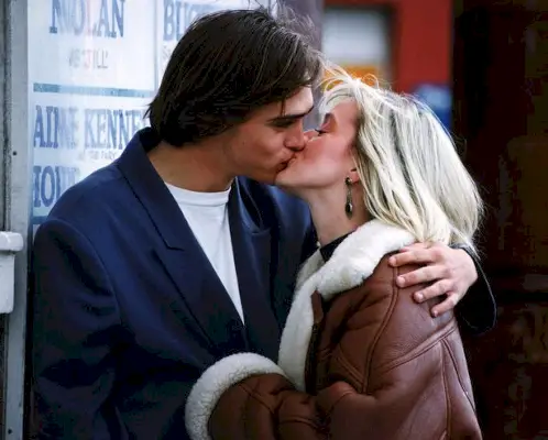 Les Hill ses kyssa den bortgångne Bernadette Nolan från Nolan Sisters – det verkar som om de spelade i pantomim tillsammans