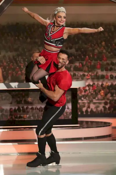 Mollie spelade huvudrollen i Dancing on Ice och samarbetades med den proffs skridskoåkaren Siva Kaneswaran