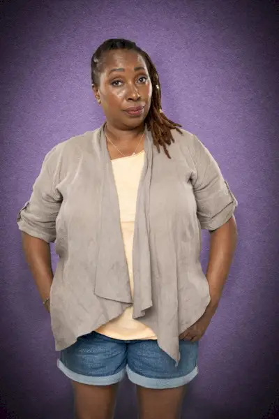 Jo Martin Suzie Harrisina paikallisena koiranulkoiluttajana, joka sotkeutuu tapaukseen