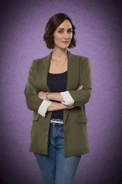 Cara Horgan Becks Starlingina, kyllästyneen kirkkoherran vaimona