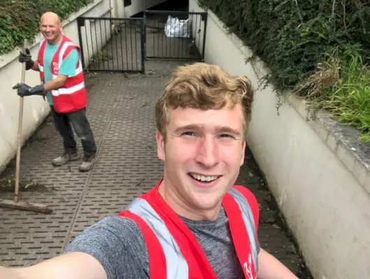 Tämän aamun tähti Matty Lock kuvattiin punaisessa korkean näkyvyyden liivissä lakaisemassa roskat ja lehtiä maasta.