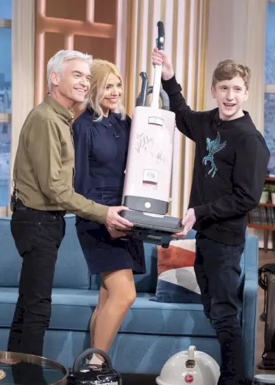 Holly Willoughby ja Dermot O'Leary kunnioittivat häntä ITV:n This Morning -ohjelmassa