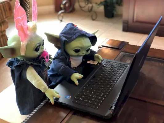 Poznaj Mommalorianów: społeczność internetowa, która adoptuje małego Yodę