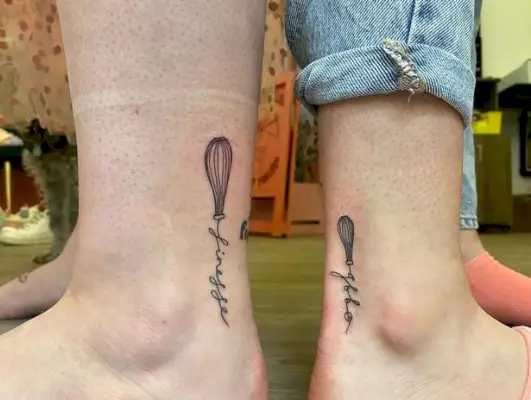 I tatuaggi di Lizzie e Freya sono stati creati dalla sorella di Lizzie, Emily