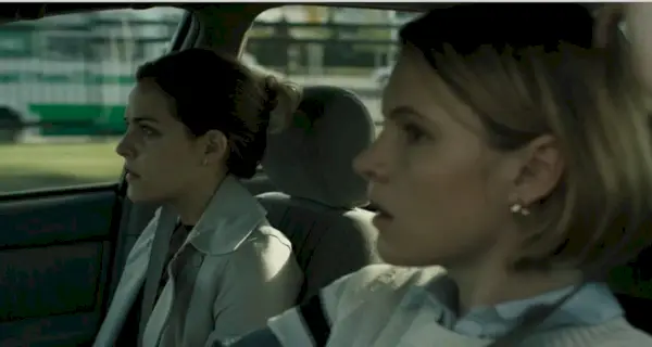 Riley Keough (vasemmalla) ja Amy Seimetz (oikealla) pitävät hauskaa The Girlfriend Experiencessa.