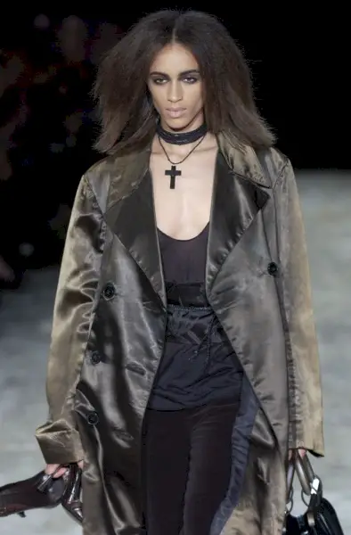 Michelle de Swarte kävelee kiitotiellä Gucci Ready to Wear -tapahtuman aikana syksyllä/talvella 2002-2003