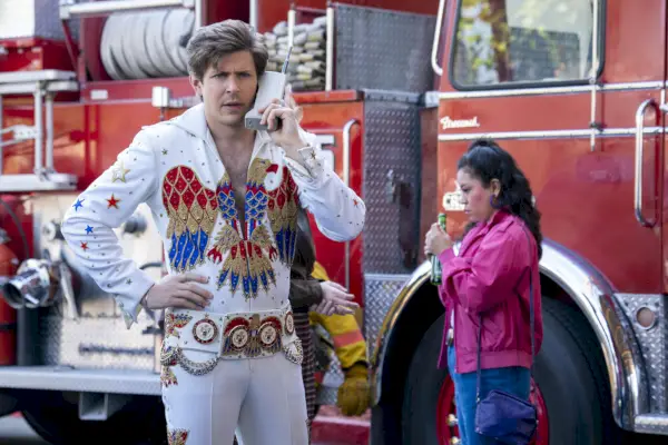 Chris Lowell w trzecim sezonie „GLOW” i gospodarz prawdziwych wrestlingów, który zainspirował Basha