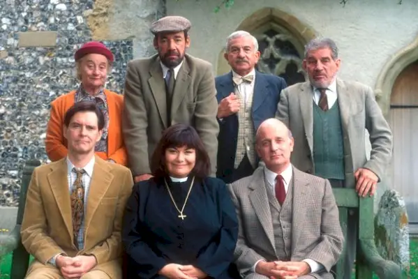 L'immagine mostra (da sinistra a destra) Liz Smith nei panni di Letitia Cropley, James Fleet nei panni di Hugo Horton, Roger Lloyd-Pack nei panni di Owen Newitt, Dawn French nei panni di Geraldine Granger, John Bluthal nei panni di Frank Pickle, Gary Waldhorn nei panni di David Horton e Trevor Peacock nei panni di Jim Trott
