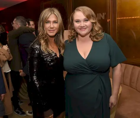 Jennifer Aniston (L) i Danielle MacDonald posen a la festa posterior de l'estrena de Netflix