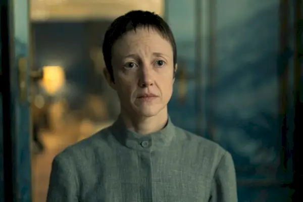 Andrea Riseborough wciela się w Agnes – zarządcę pałacu kanclerza