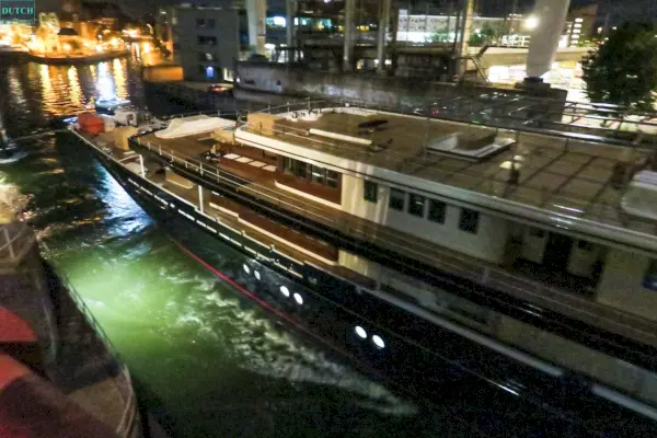 Jeff Bezosin superjahti hinattiin hiljaa pois hollantilaiselta telakalta paikallisen takaiskun jälkeen