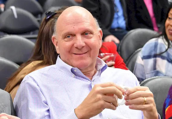 Microsoftin entinen toimitusjohtaja Steve Ballmer on ensimmäinen laatuaan sadamiljardööri
