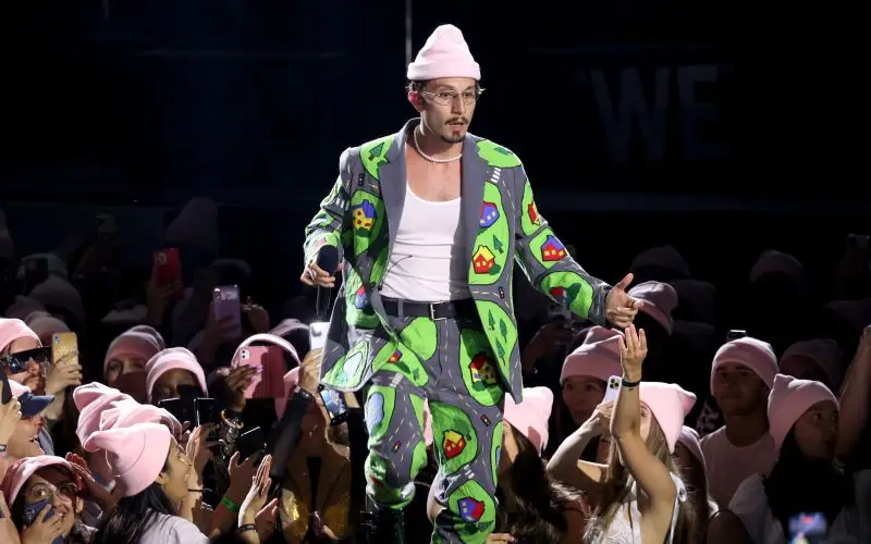 bbno$ Nettovarallisuus – Wiki, ikä, paino ja pituus, ihmissuhteet, perhe ja paljon muuta